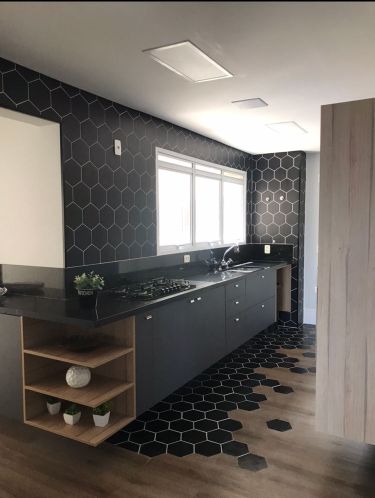 Piso Antiderrapante Vinílico que Imita Ladrilho Hidráulico em Cozinhas Cheias de Charme - inspiração