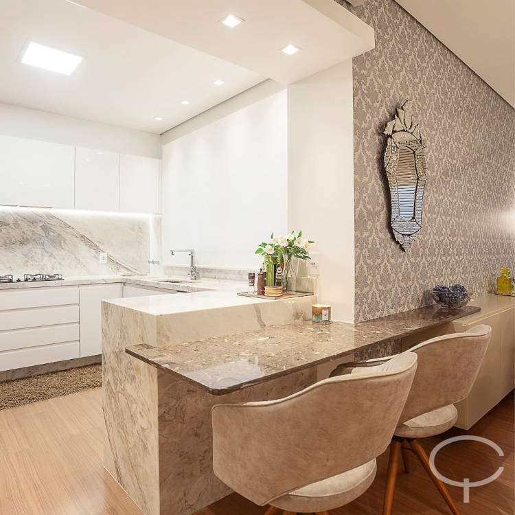 Com Tampo de Mármore e Suporte Dourado: Glamour e Refinamento - inspiração