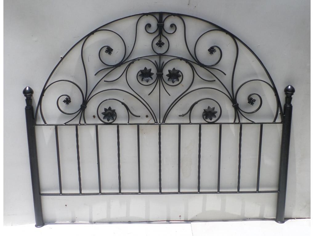 Cabeceira de Ferro com Encosto Acolchoado em Veludo: Conforto e Glamour - ideia