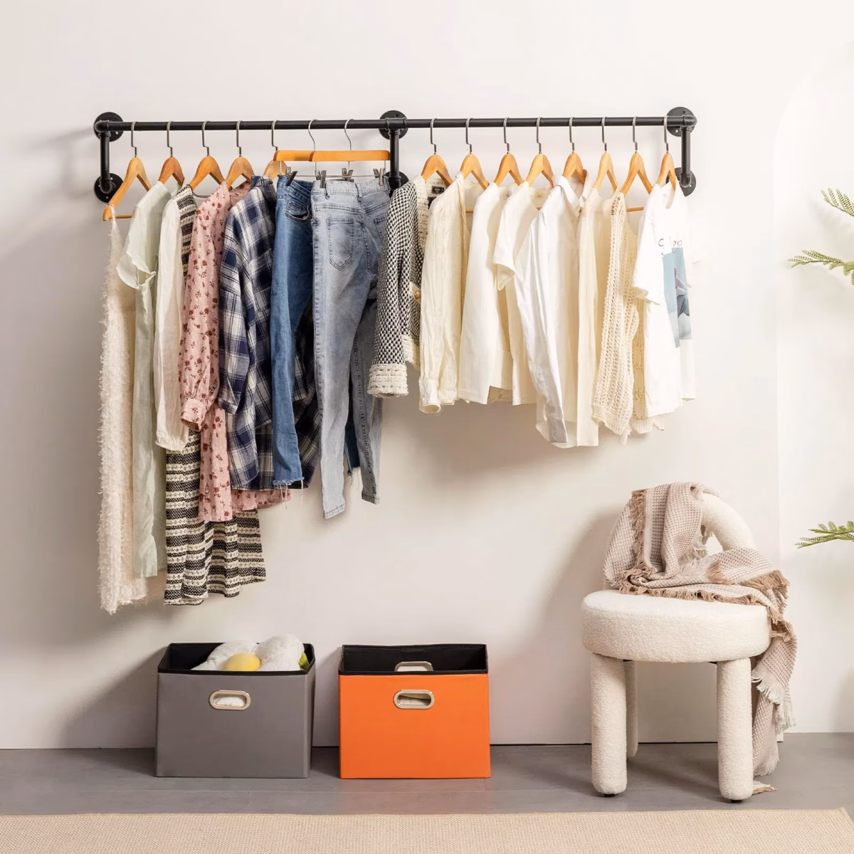 Cabideiros Industriais com Acabamento Envelhecido: Charme Rústico para Seu Closet - ideia