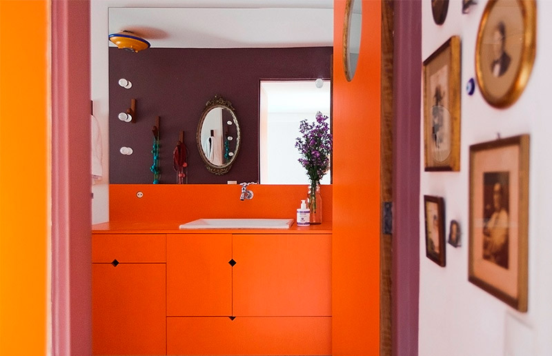 Banheiro Colorido: Explosão de Tons Vibrantes e Acessórios Divertidos - detalhe