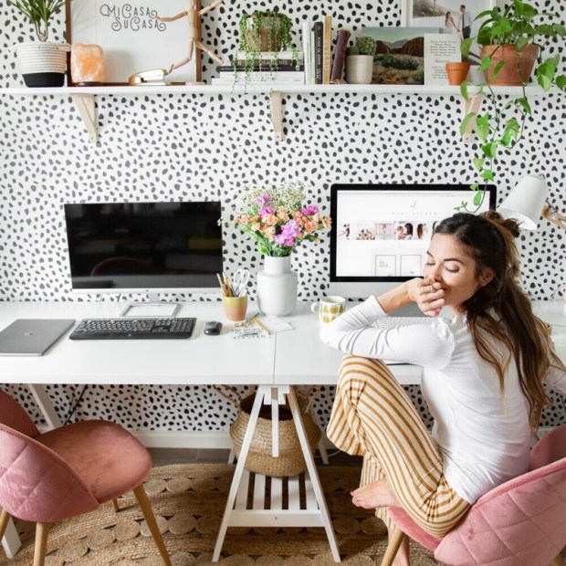 Home Office com a Sua Cara: Personalize Cada Detalhe com Suas Memórias - ideia