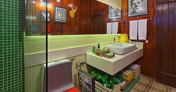 Reaproveitamento Criativo: Escada como Toalheiro e Cesto de Palha - ideia