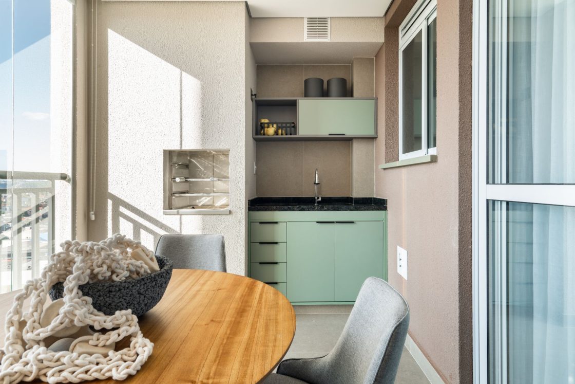 Espaço Gourmet Compacto: Churrasqueira, Bancada e Verde Integrado - detalhe