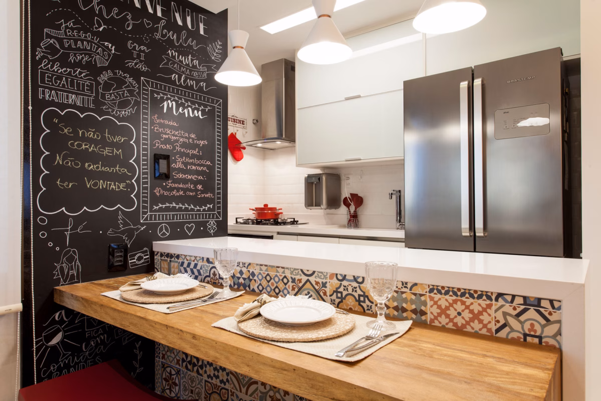 Cozinha Mini com Revestimento Lousa: Criatividade à Vista! - ideia