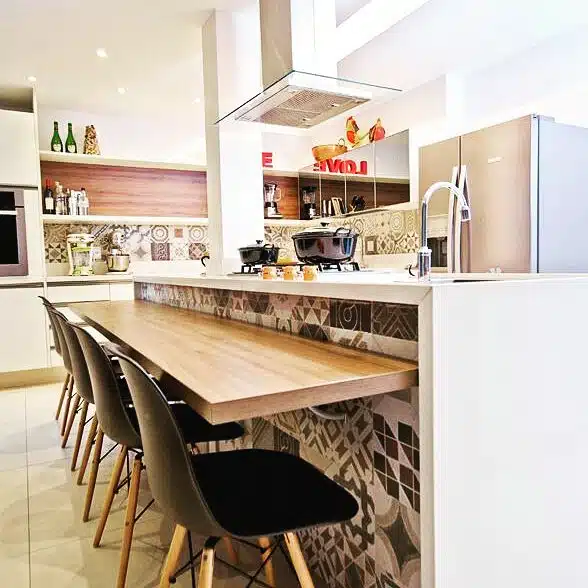 Bancada Suspensa de Madeira Rústica: Um Toque Aconchegante - detalhe