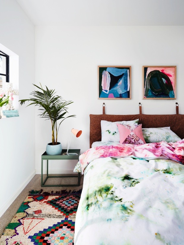 Quarto Pequeno Aconchegante com Decoração Floral - detalhe