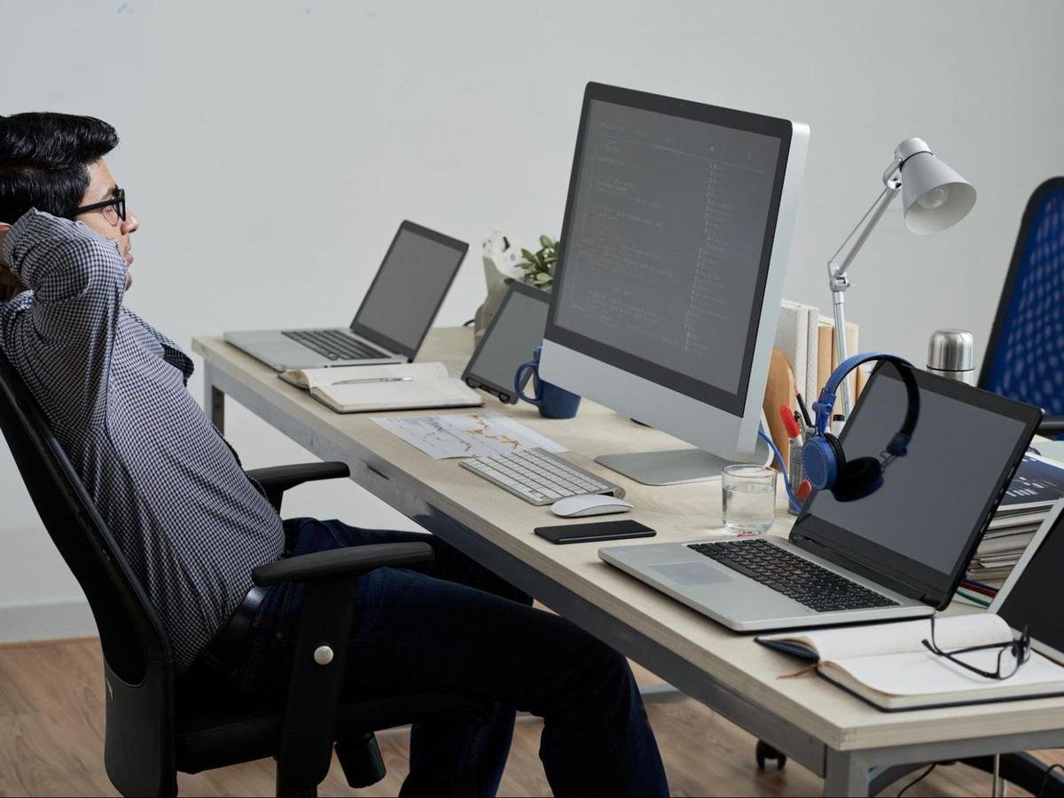 Cadeira Ergonômica com Detalhes em Madeira Clara: Elegância Natural - detalhe