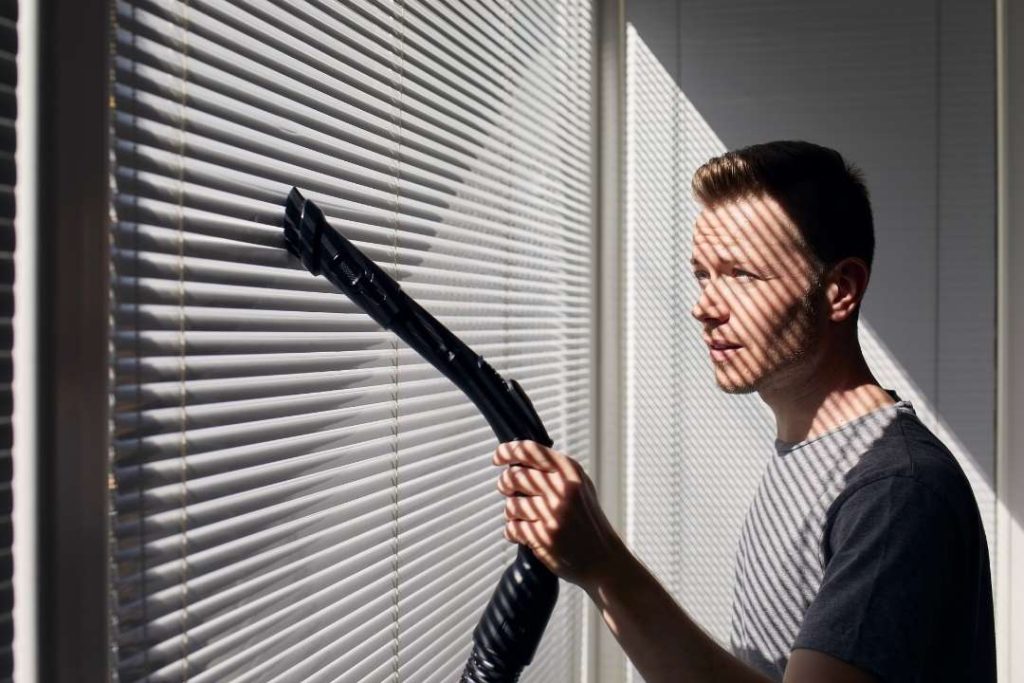 Persianas de Alumínio com Brilho Espelhado: Limpeza Impecável Sem Riscos - ideia