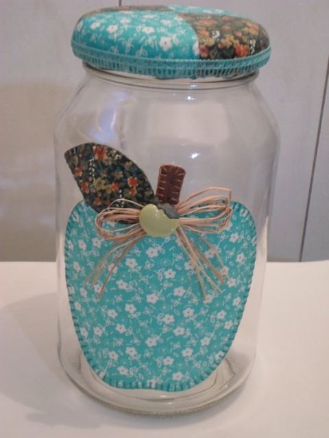 Potes de Vidro Decorados com Renda e Pérolas: Um Toque Romântico - detalhe