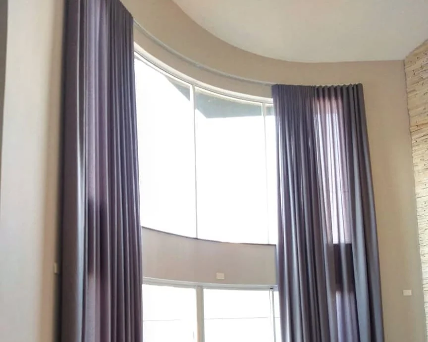 Cortineiro Curvo para Janelas Panorâmicas: Integração e Amplitude - ideia