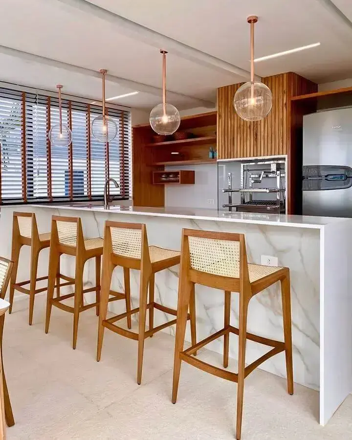 Com Bancada de Madeira e Banquetas Coloridas - detalhe