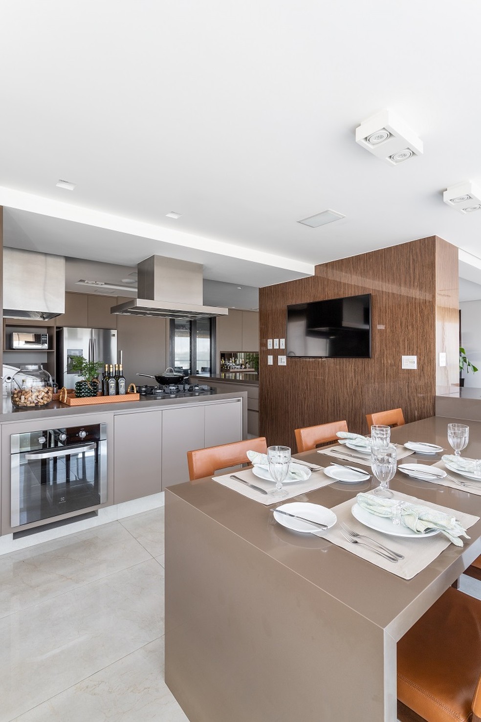 Península Suspensa com Bancadas de Quartzo: Leveza e Sofisticação - detalhe