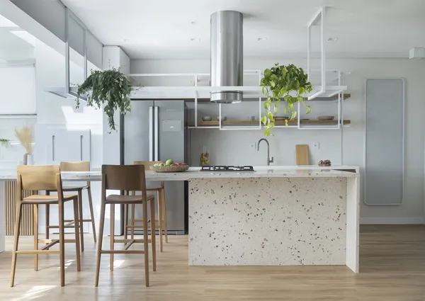 Cozinha com Península e Cores Vibrantes: Alegria e Personalidade - detalhe