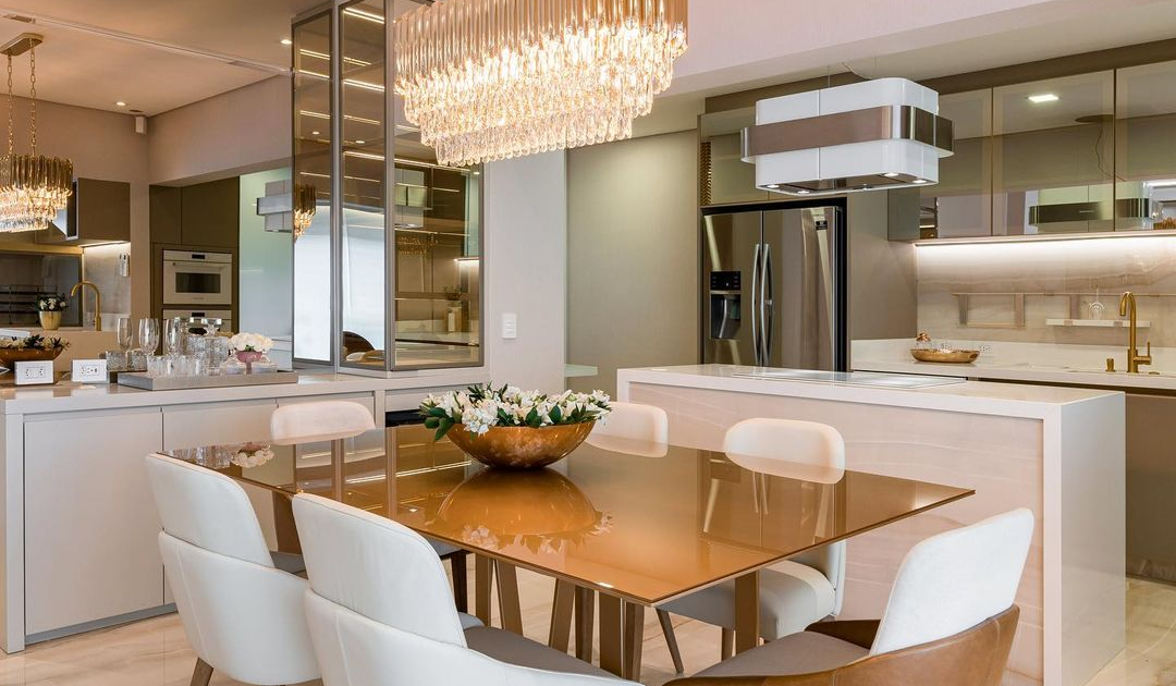 Glamour e Sofisticação: Cozinha com Mesa de Vidro e Iluminação Dourada - inspiração