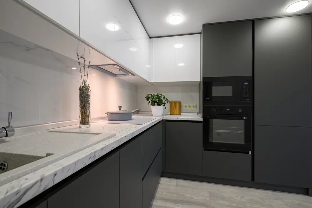 Elegância em Preto e Branco: Cozinha Sofisticada e Atemporal - ideia
