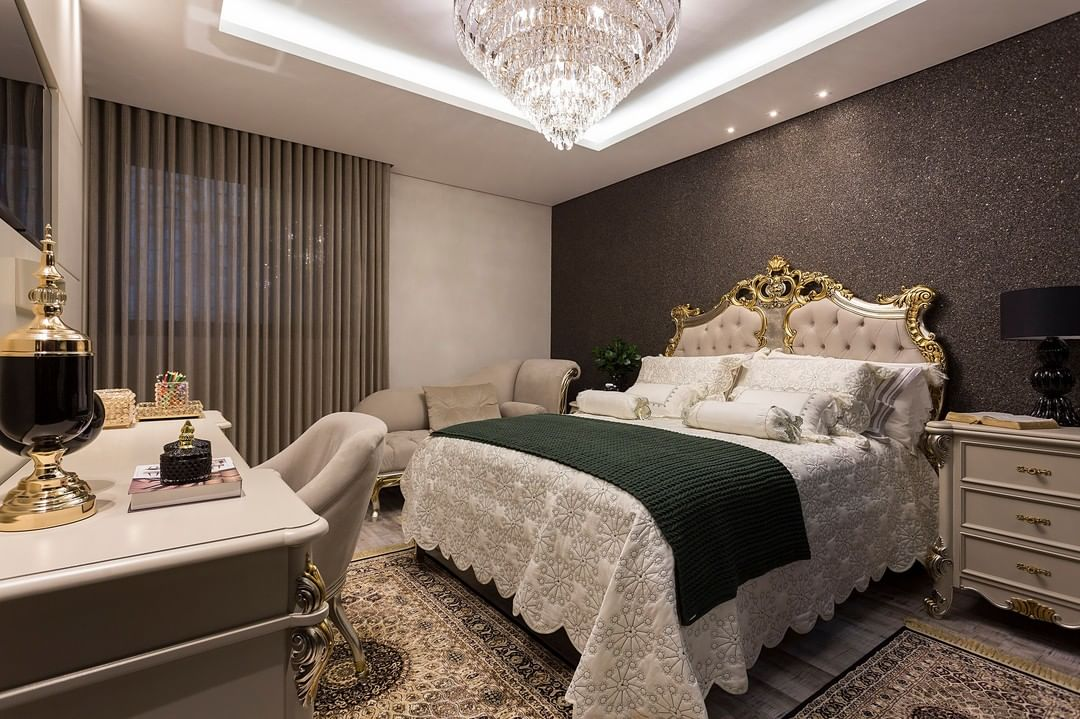 Decoração com Papel de Parede Texturizado e Detalhes em Dourado - detalhe