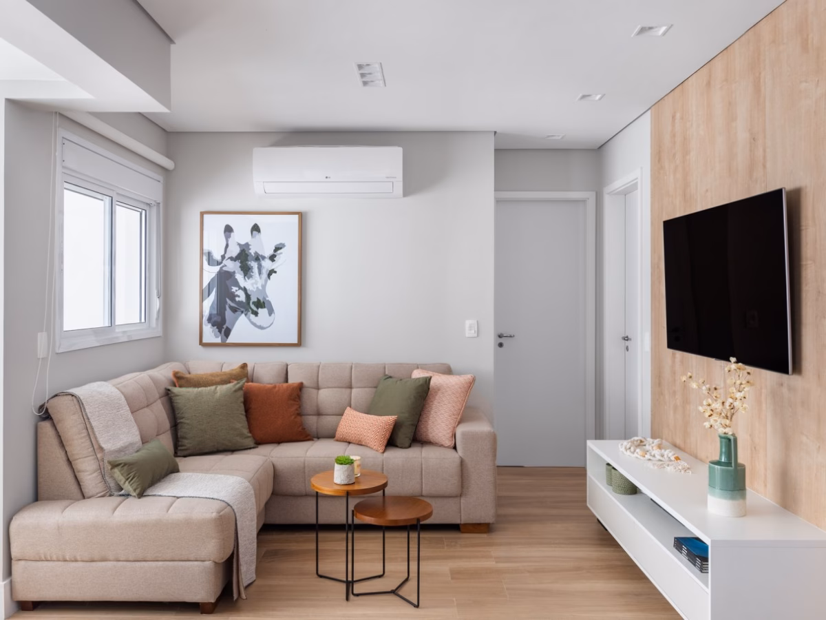 Sala 2x2 Aconchegante com Texturas Naturais e Cores Quentes - inspiração