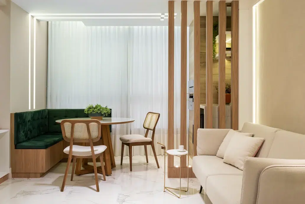 Simplicidade Sofisticada: Sala de Estar Pequena com Paleta Neutra e Texturas - ideia