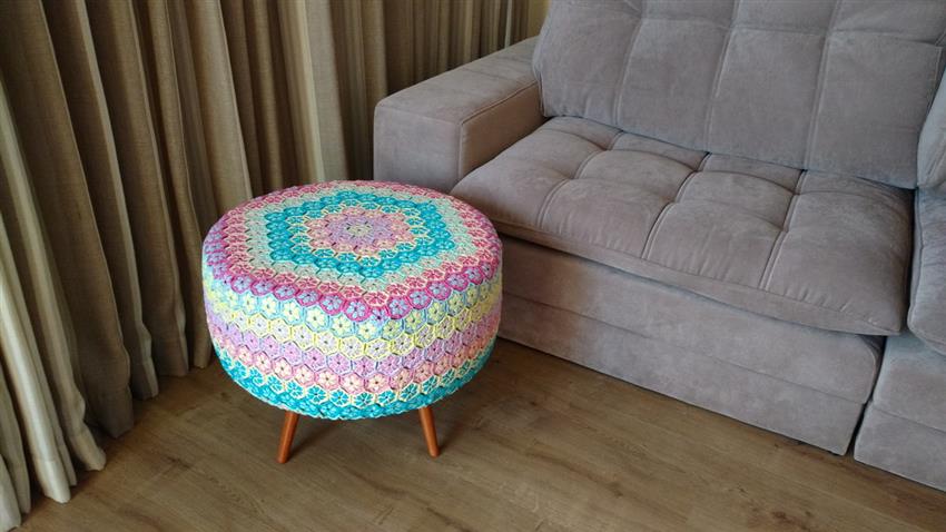 Puff de Pneu com Crochê Vibrante: Abrace as Cores! - detalhe