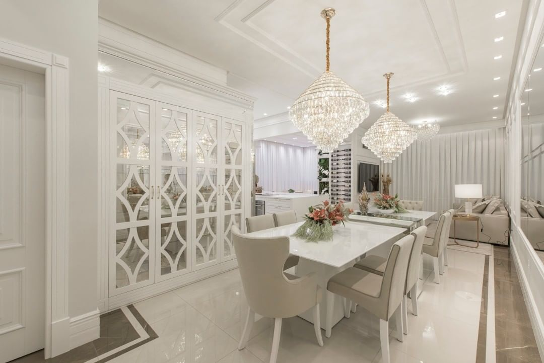 Com Boiseries Dramáticos e Cristais - detalhe