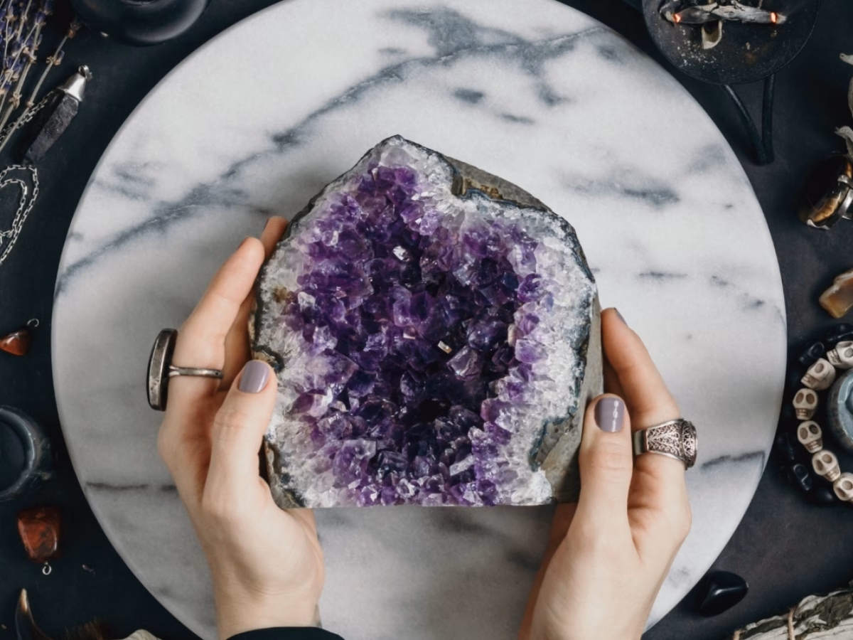 Com Cristais e Pedras que Elevam a Vibração do Ambiente - inspiração