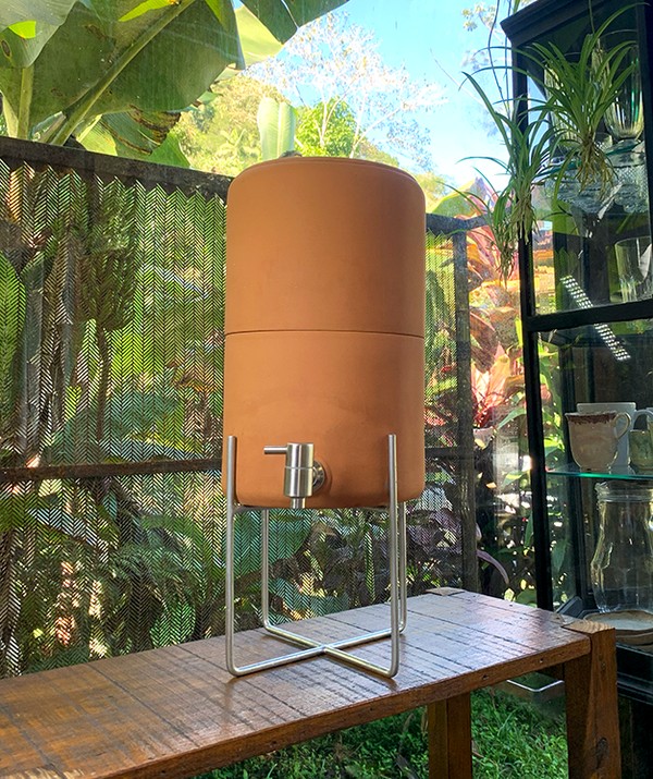 Filtro de Água Encaixado em Nicho de Madeira Rústica - ideia