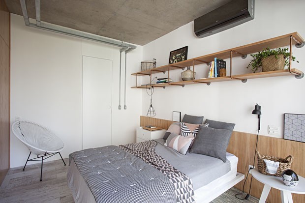 Quarto Escandinavo Aconchegante com Cama Suspensa de Madeira Clara - detalhe