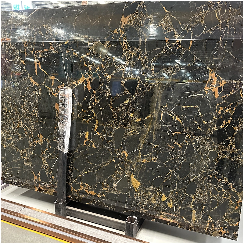 Laje Escura com Detalhes em Dourado: Luxo e Contraste! - inspiração