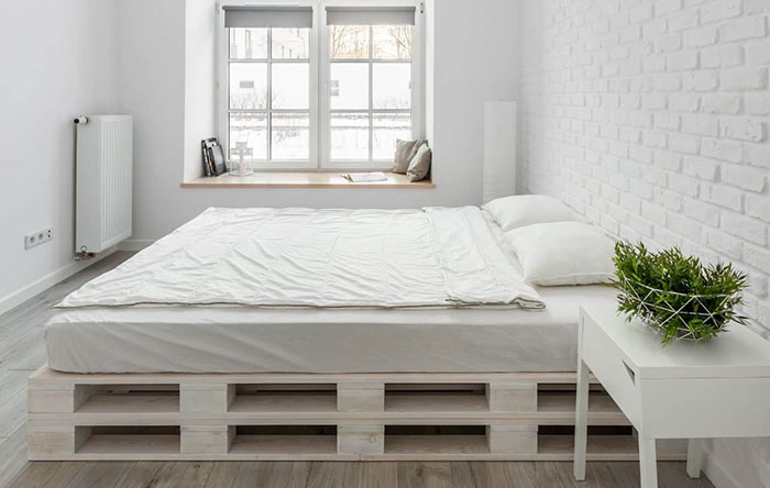Quarto Aconchegante com Cama de Pallet e Decoração Minimalista - detalhe