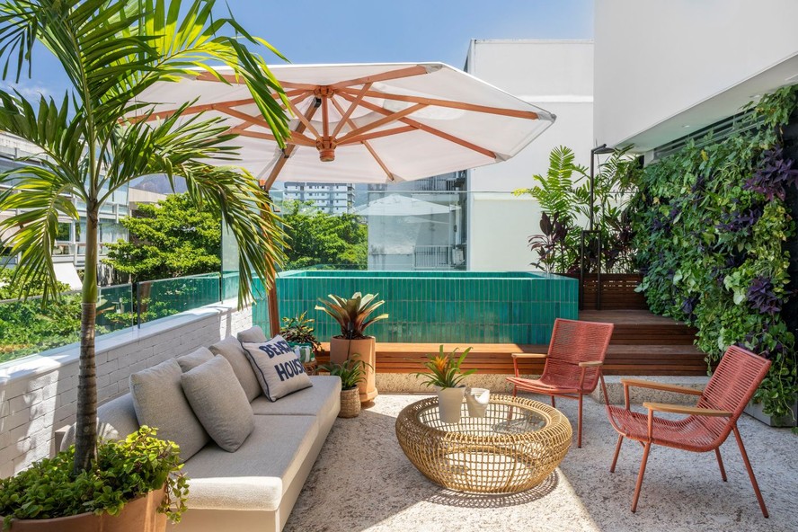 Varanda Aconchegante com Canto de Leitura e Almofadas Coloridas - detalhe