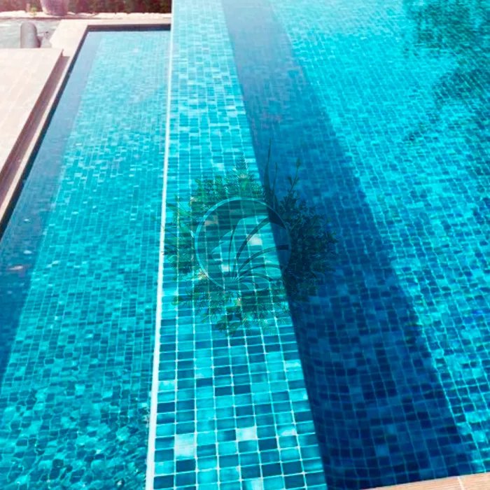 Piscina com efeito cristalino: o reflexo perfeito do sol - detalhe