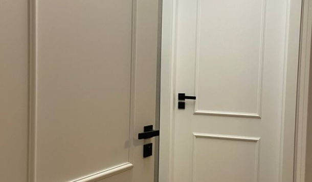 Porta de Giro com Boiseries para um Toque Clássico - inspiração