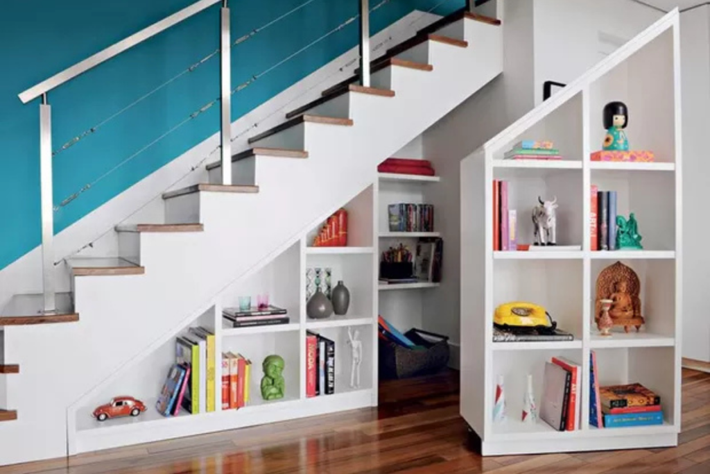 Organização Vertical: Prateleira Escada para Otimizar Espaços Pequenos - inspiração