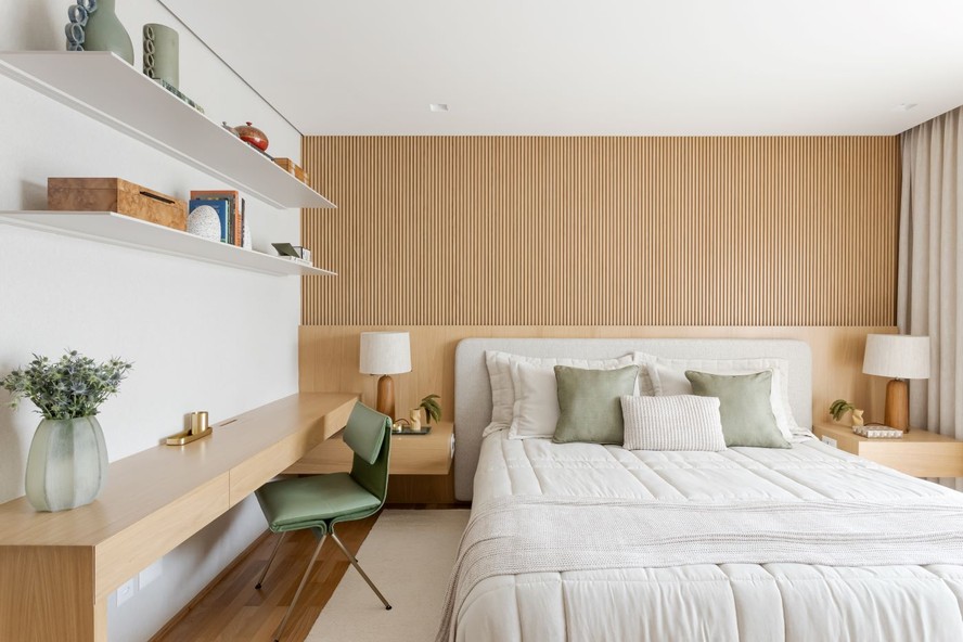 Quarto de Casal com Escritório Integrado em Painel Ripado: Elegância e Privacidade - detalhe