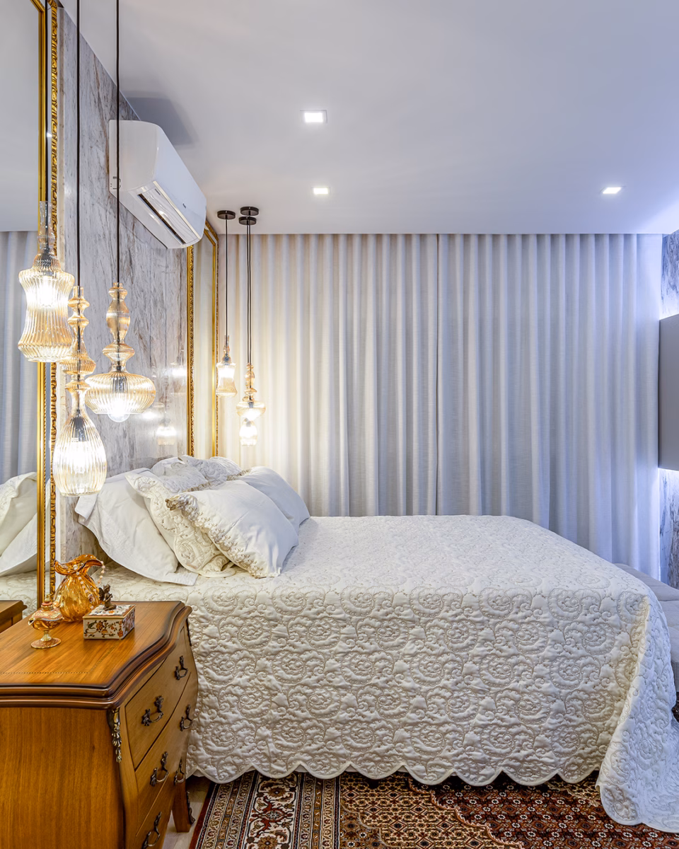 Quarto de Casal Decorado com Cama Suspensa e Cordão de Luz: Leveza e Romance - detalhe