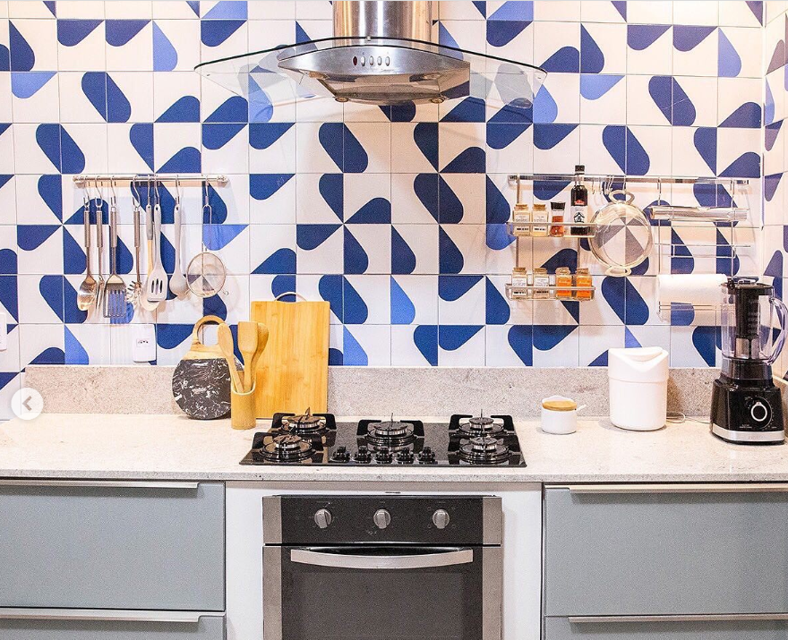 Cozinha Vibrante: Explosão de Cores com Azulejos Geométricos - ideia