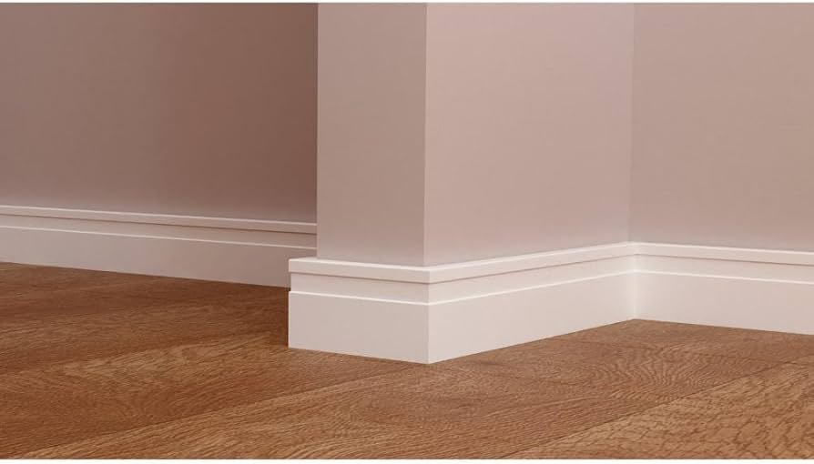 Clássico e Elegante: Rodapé de Poliestireno Branco com Frisos Delicados - detalhe