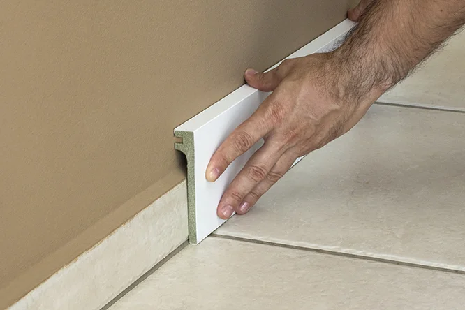 Toque de Cor: Rodapé de Poliestireno Pintado em Tons Vibrantes para Ambientes Criativos - ideia