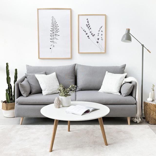 Minimalismo Elegante: Sofá-Cama Cinza em Sala Clean e Iluminada - inspiração