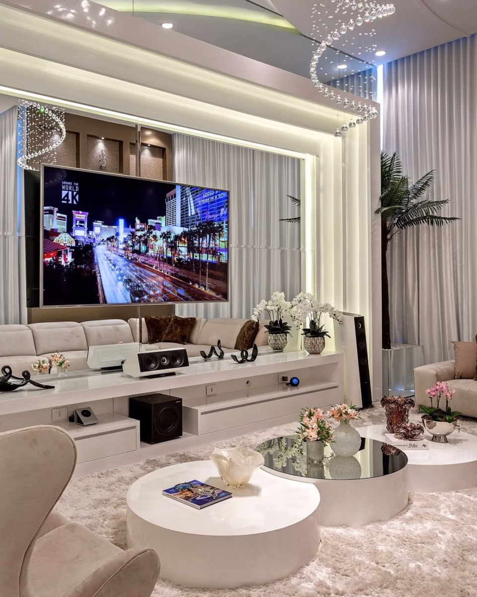 Arte na Parede: Sala de TV com Galeria de Quadros e Espelhos - detalhe