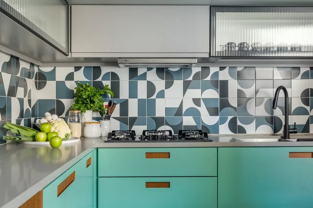 Cozinha Colorida com Azulejos Geométricos: Alegria e Personalidade em Cada Detalhe - inspiração
