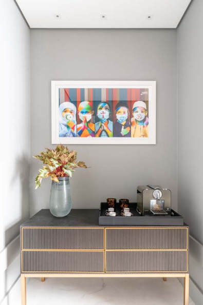 Cinza Quente e Aço Inox: Modernidade Minimalista e Atemporal - detalhe