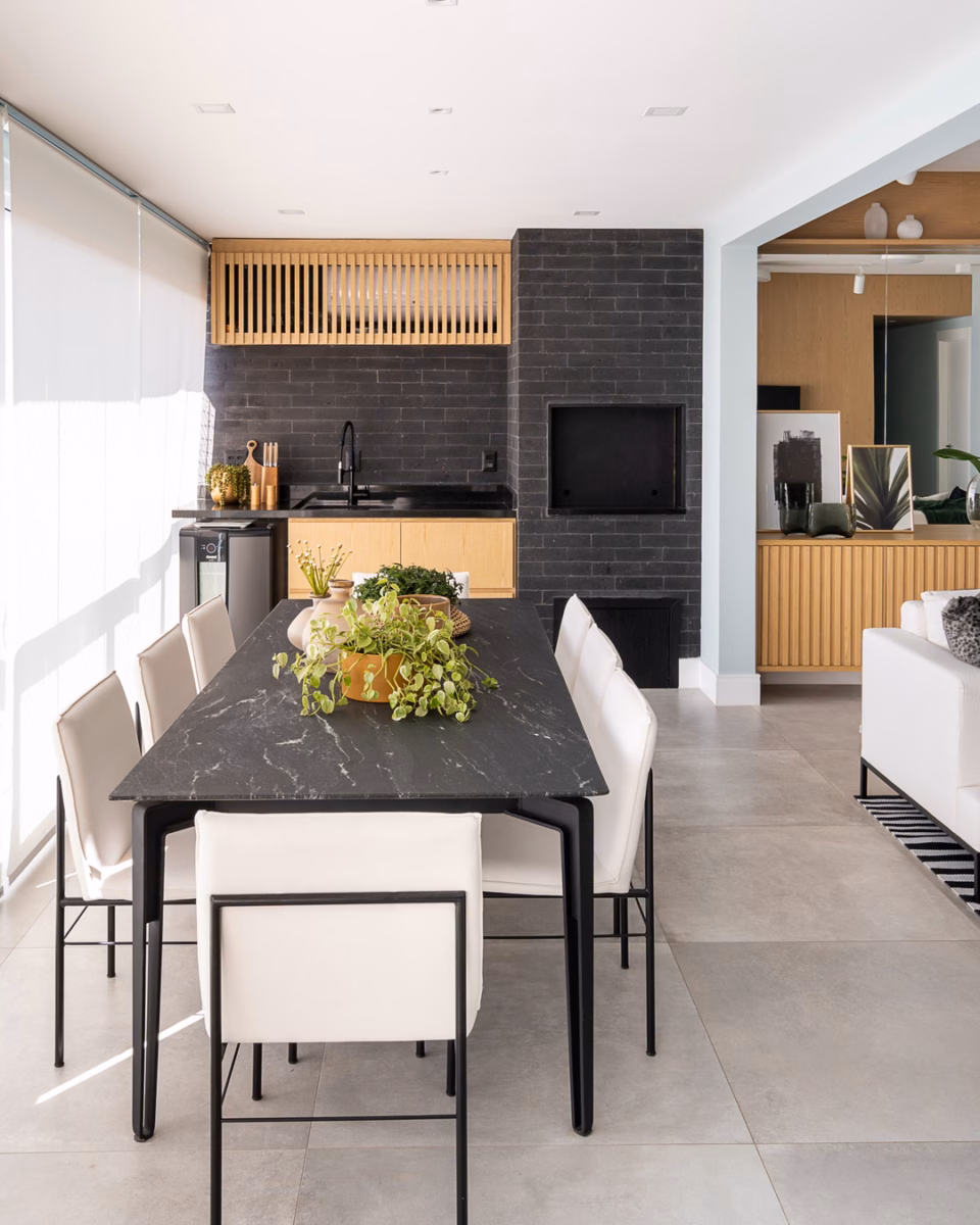 Varanda Gourmet com Churrasqueira e Elegância do Mármore - inspiração