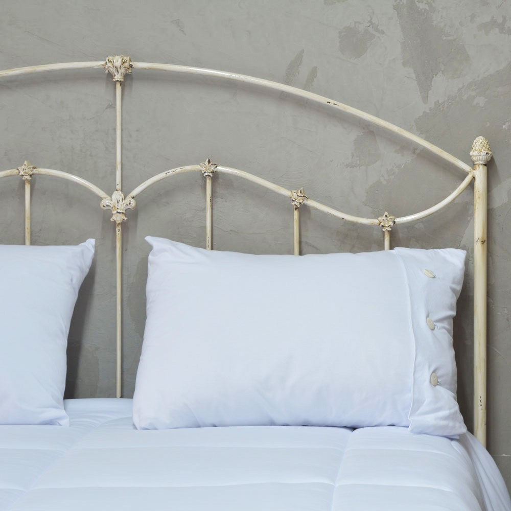 Cabeceira de Ferro Estilo Provençal com Acabamento Branco Envelhecido: Um Clássico Atemporal - inspiração