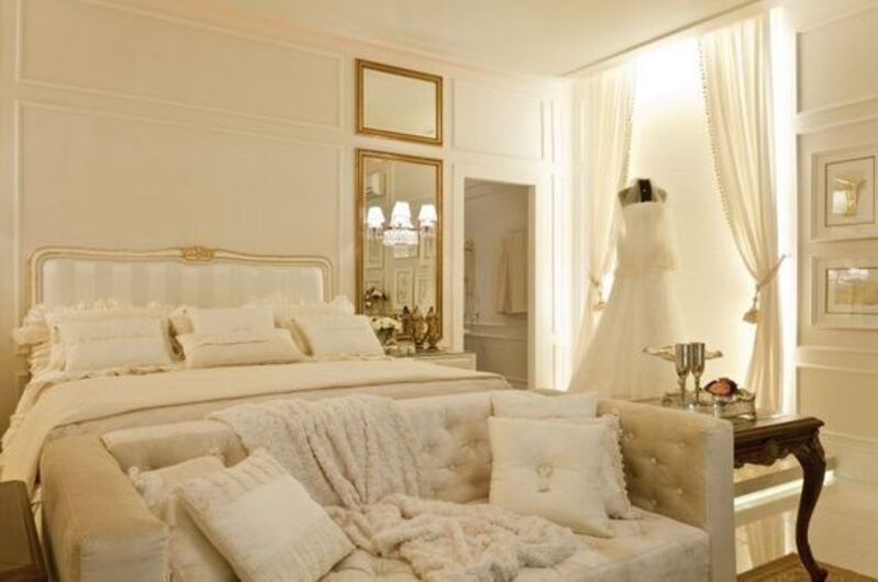 Quarto Pequeno Elegante com Toques de Dourado - inspiração