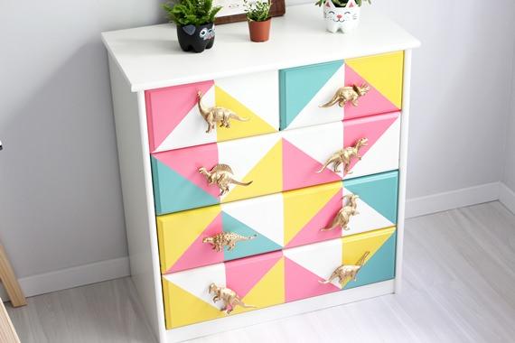Cômoda Customizada com Adesivos: Solução Prática e Divertida - detalhe