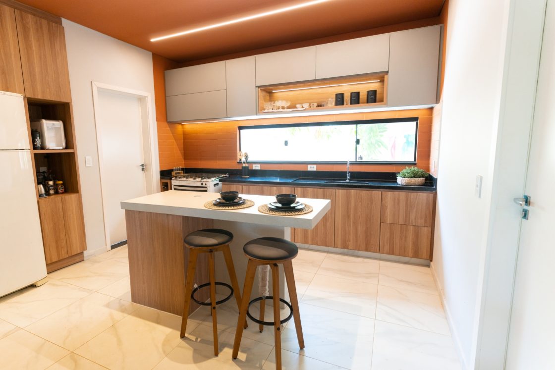 Cozinha com Ilha Central e Bancos: Espaço para Cozinhar e Confraternizar! - detalhe