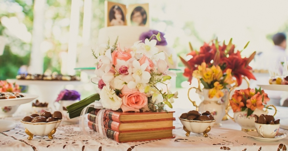 Decoração Romântica e Vintage com Livros e Flores Secas - detalhe