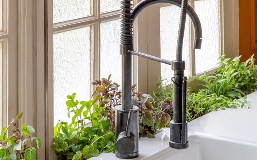 Horta Vertical Suspensa: Frescor e Sabor! - ideia